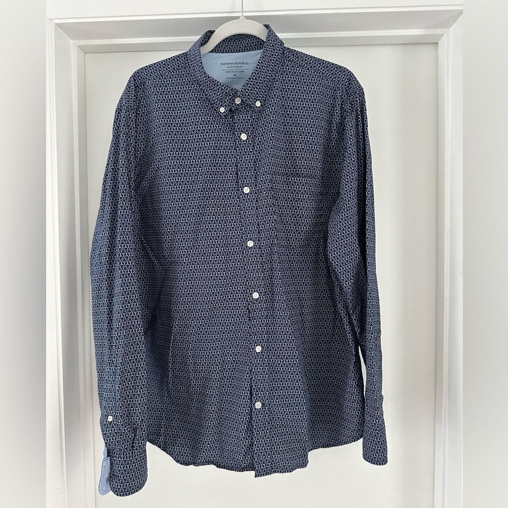 Banana Republic Luxe Poplin Untucked shirt XL Like new blue martini glass print